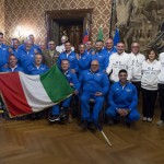 Toronto, 20 set. (askanews) - Con la consegna ufficiale del tricolore italiano nelle mani del portabandiera, tenente colonnello Gianfranco Paglia, Medaglia d'oro al valor militare, da parte del Presidente della Repubblica, Sergio Mattarella è formalmente iniziata l'avventura dei 15 atleti militari del Gruppo sportivo paralimpico Difesa che, dal 23 al 30 settembre 2017, difenderanno i colori italiani alla terza edizione degli Invictus Games a Toronto, in Canada. "Avete avuto la capacità e il coraggio di ritrovare in voi stessi la forza - ha detto Mattarella - trovando nello sport lo strumento e il veicolo per continuare a esprimere la vostra personalità e il vostro talento. È una cosa di grande importanza, per voi innanzitutto, ma come esempio per tanti giovani con disabilità che possono comprendere che hanno davanti la possibilità di esprimersi e realizzarsi". Gli Invictus Games, ideati nel 2014 dal principe Harry d'Inghilterra, sono giochi sportivi paralimpici, espressamente dedicati ad atleti militari feriti o mutilati in teatri operativi. Diverse le discipline in cui si cimentano, tra cui basket e rugby in carrozzina, nuoto, tiro con l'arco, golf e atletica. In gara 550 atleti provenienti da 17 diversi Paesi tra cui l'Italia I 15 atleti italiani sono tutti inquadrati in un vero e proprio dipartimento del Ministero della Difesa, il Gruppo Sportivo paralimpico Difesa, appunto, costituito nel 2014 in occasione dei primi Invictus Games. Mantenendo in servizio attivo il personale ferito in maniera grave e permanente transitato nel cosiddetto "ruolo d'onore", il dipartimento si occupa, tra le altre cose, sia della loro attività di riabilitazione sia degli allenamenti finalizzati alla partecipazione alle gare di eventi sportivi nazionali e internazionali. Nelle precedenti edizioni degli Invictus Games, l'Italia ha conquistato 16 medaglie, di cui 8 ori.